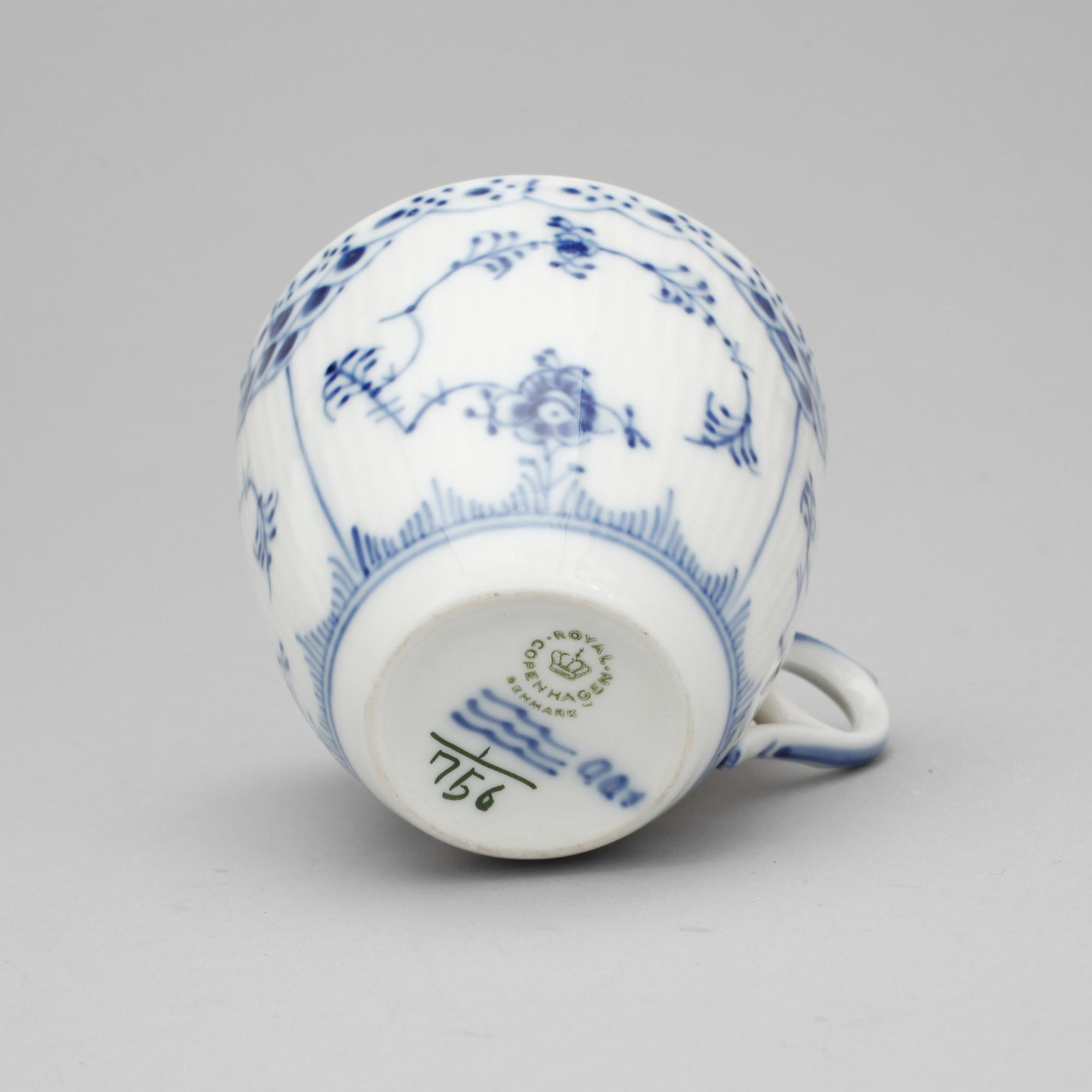 SERVISDELAR, 27 delar, "Musselmalet", Royal Copenhagen, 1900-talets.