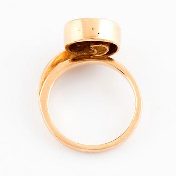 An 18K gold ring set with round brilliant-cut diamonds.