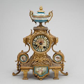 BORDSPENDYL, Ny Louis XVI, märkt Yates Haywood & Co, London, 1800-talets andra hälft.