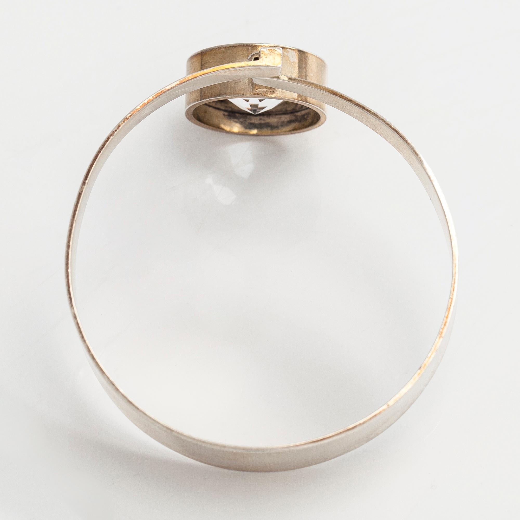 Elis Kauppi, armring, sterlingsilver med fasettslipad bergkristall. Kupittaan Kulta, Åbo.