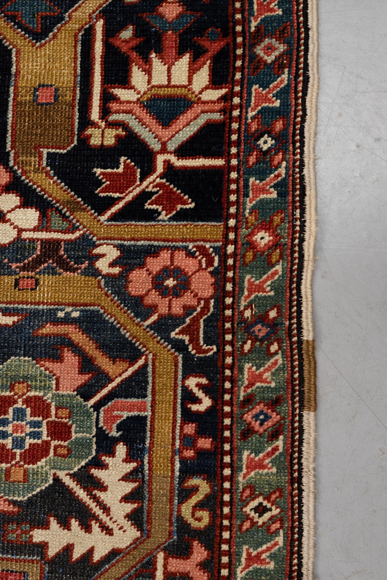 Matta, antik Heris, sk Serapi, ca 360 x 321 cm.