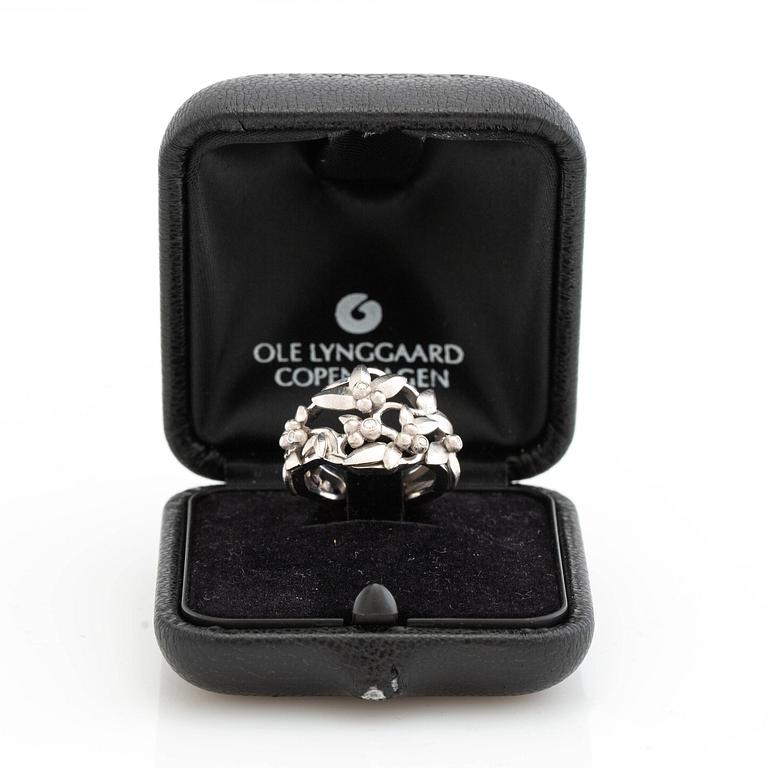 Ole Lynggaard, ring, "Spring", 18K vitguld med runda briljantslipade diamanter.