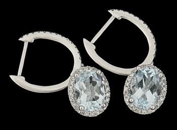 ÖRHÄNGEN, 14k vitguld med ovala akvamariner tot ca2,60ct och diamanter tot ca0,42ct. Vikt ca 4g.