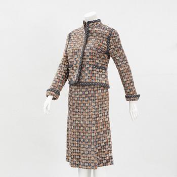 Chanel, a bouclé jacket and skirt, French size 38.