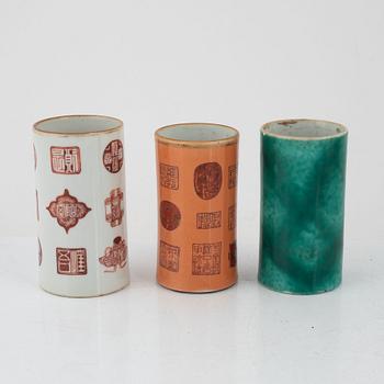 Penselvaser, tre stycken samt tekanna och skål samt tekanna, porslin, Kina, Qingdynastin, 1800-tal.