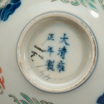 Two wucai bowls, Qing dynasty (1644-1912) with Yongzhengs six charcter mark.
