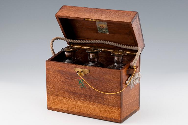 PULLOJA 3 KPL, JA LAATIKKO.