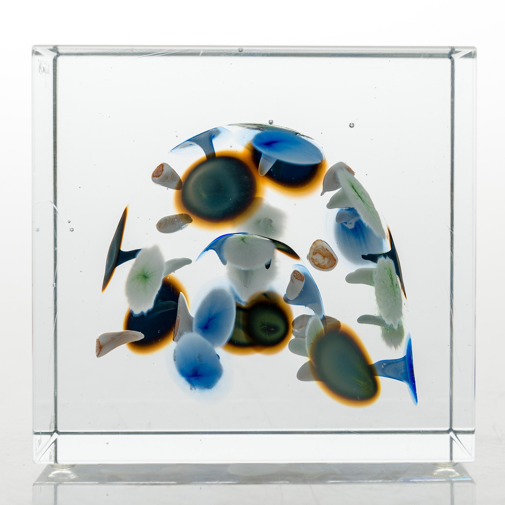 OIVA TOIKKA, An annual glass cube, signed Oiva Toikka Nuutajärvi 2005 and numbered 374/2000.