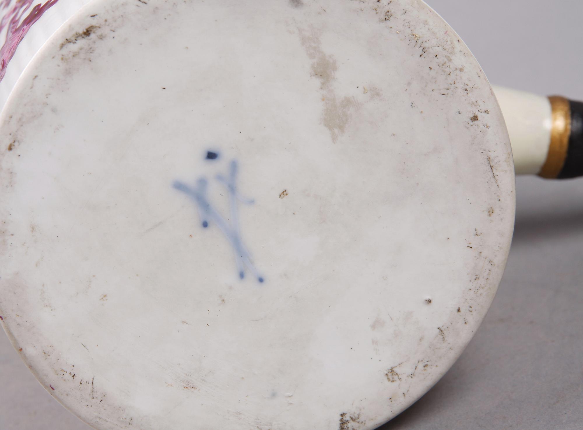 CHOKLADKANNA. Porslin. 1700-tal. Meissen.