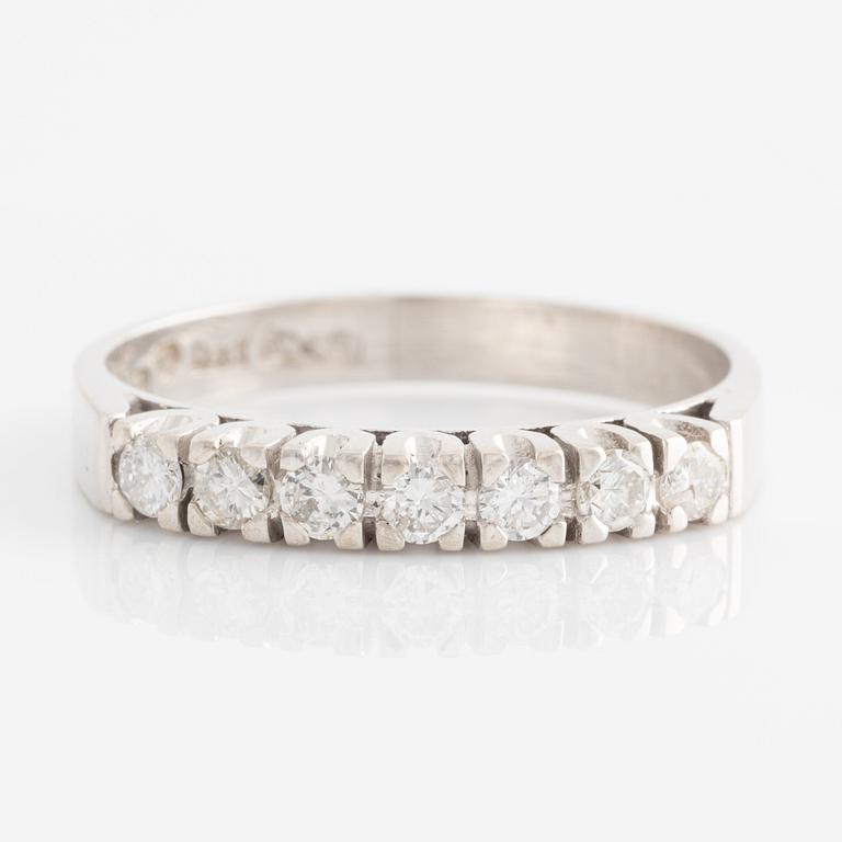 Half-eternity ring with brilliant-cut diamonds.