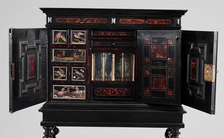 KABINETTSKÅP. Barock, 1600-talets andra hälft. Troligen Flandern.