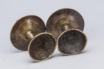 LJUSSTAKAR, ett par, mässing, Barockstil.