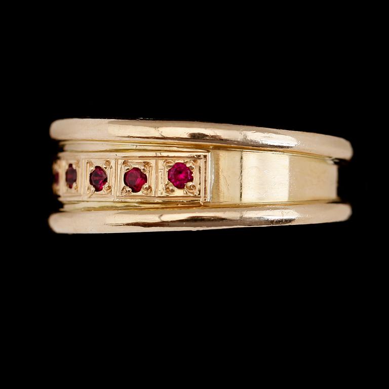 RING, 18K guld, 7 rubiner. Total vikt ca 11 g.
