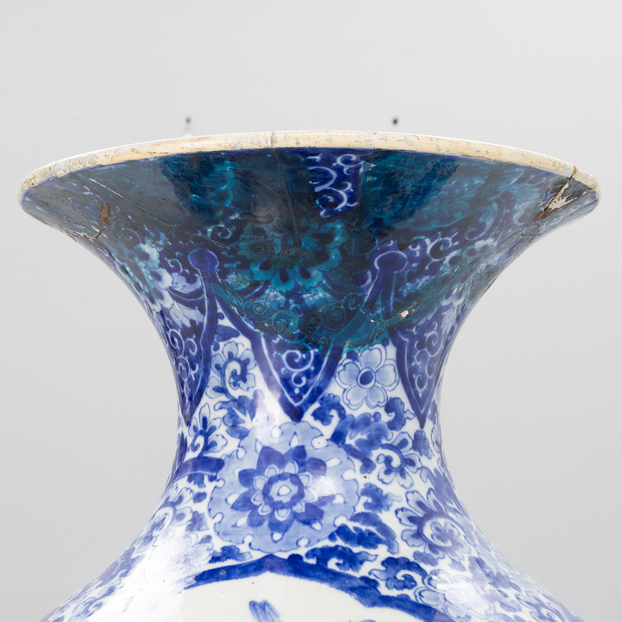 A Japanese blue and white vase, 19th century.