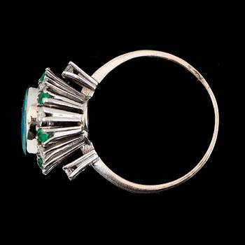 RING, 18K vitguld, opal, briljantslipade diamanter och smaragder.