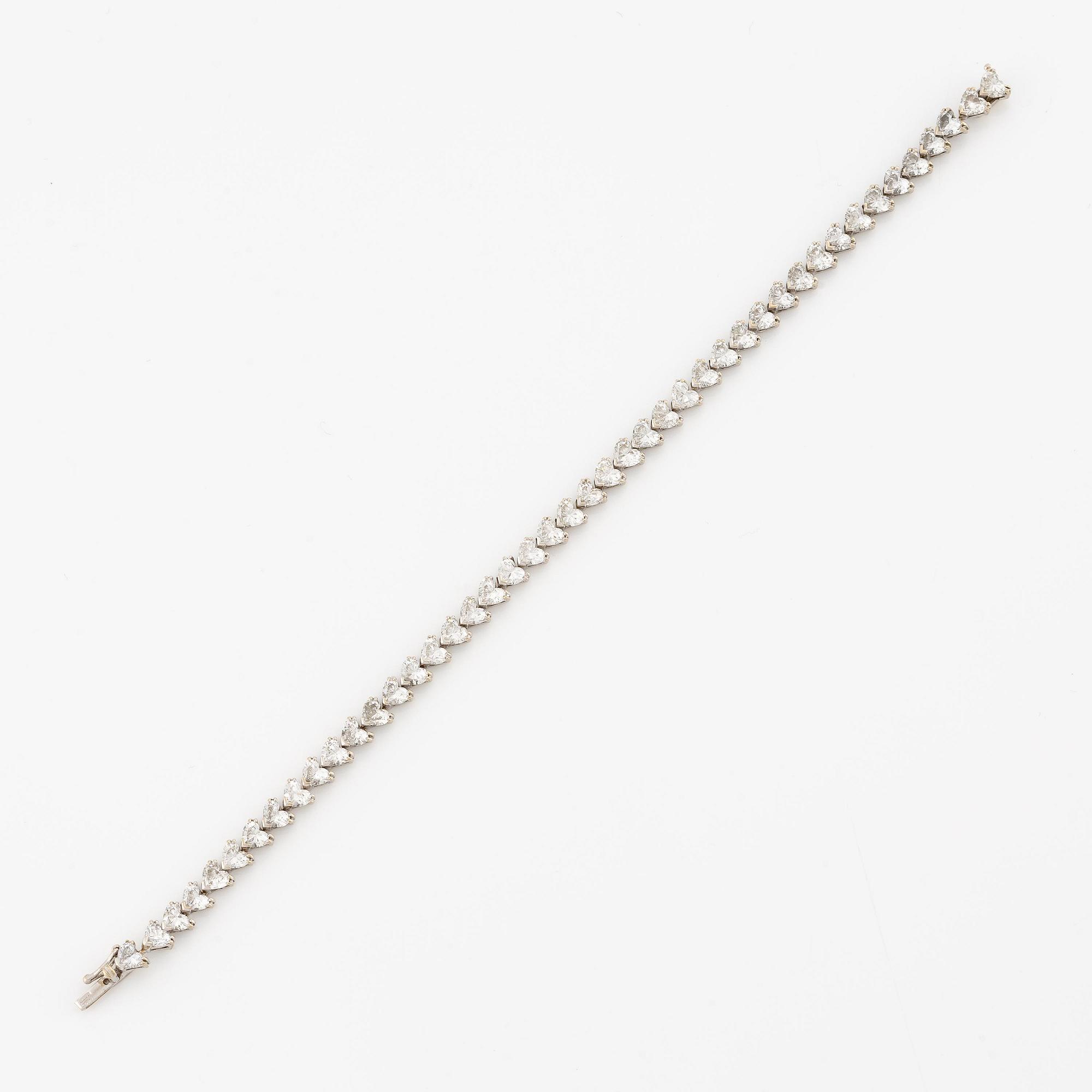 Armband 18K vitguld med hjärtformade briljantslipade diamanter.