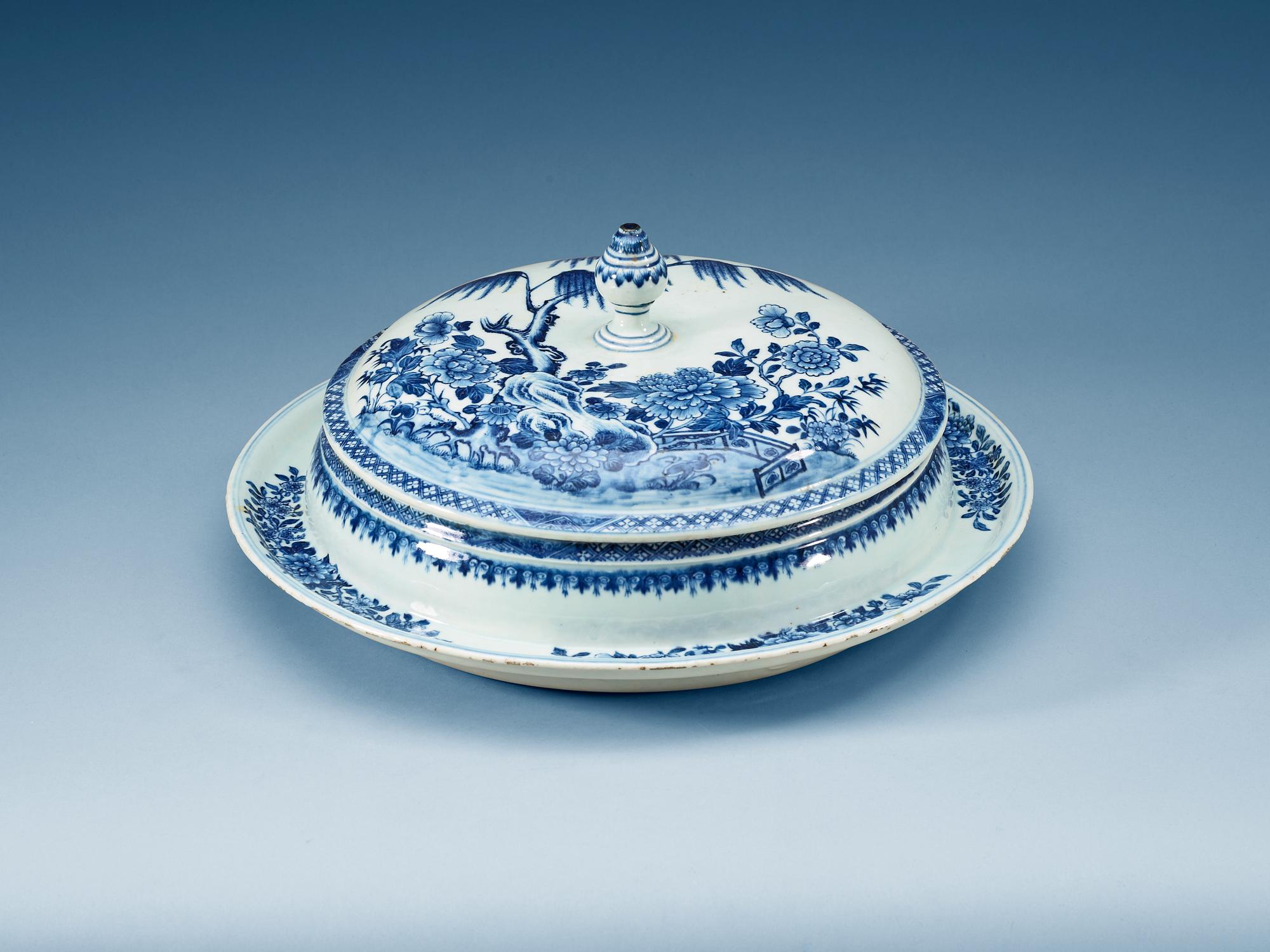 TERRIN med LOCK, porslin. Qing dynastin, Qianlong (1736-95).
