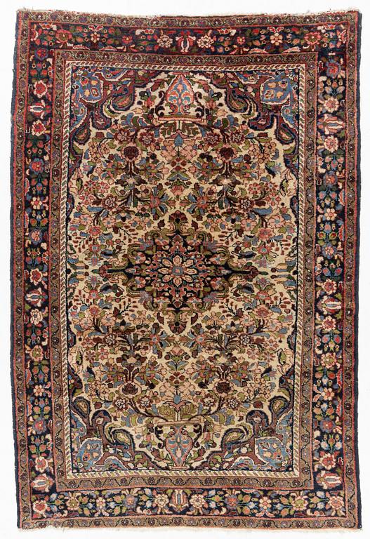 Carpet, Hamadan, circa 210 x 138-143 cm.