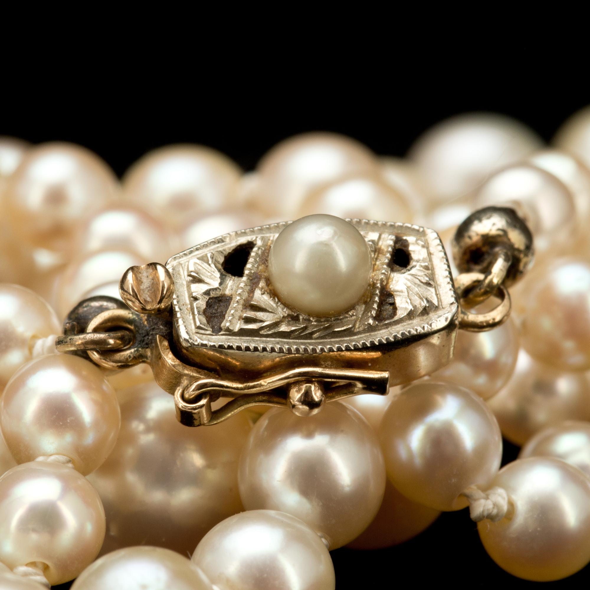 PÄRLCOLLIER, odlade doserade pärlor, lås 18k guld. Vikt ca 19g.