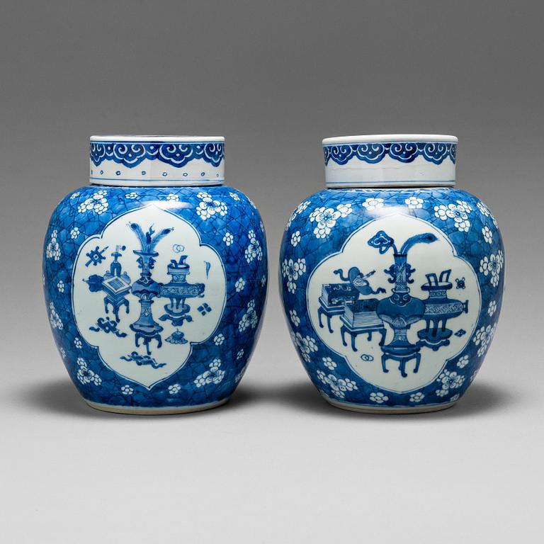 BOJANER med LOCK, två stycken, porslin. Qingdynastin, Kangxi (1662-1722).