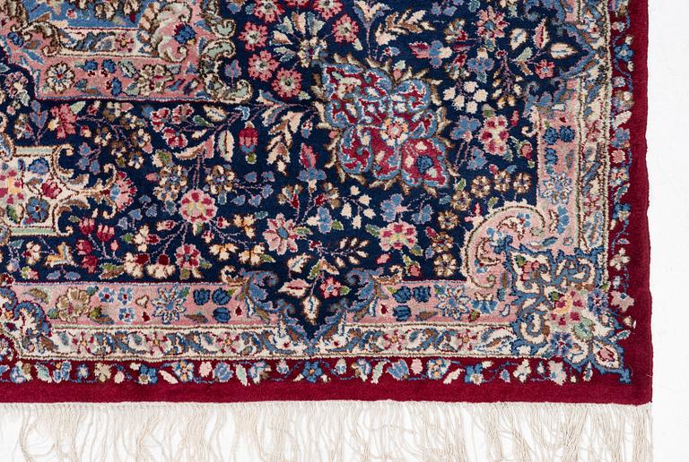 Kirman, salon carpet, approx. 420 x 300 cm.