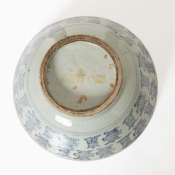 A Southeast Asian porcelain bowl, 19th century.