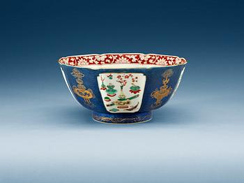 A famille verte and powder blue bowl, Qing dynasty, Kangxi (1662-1722).