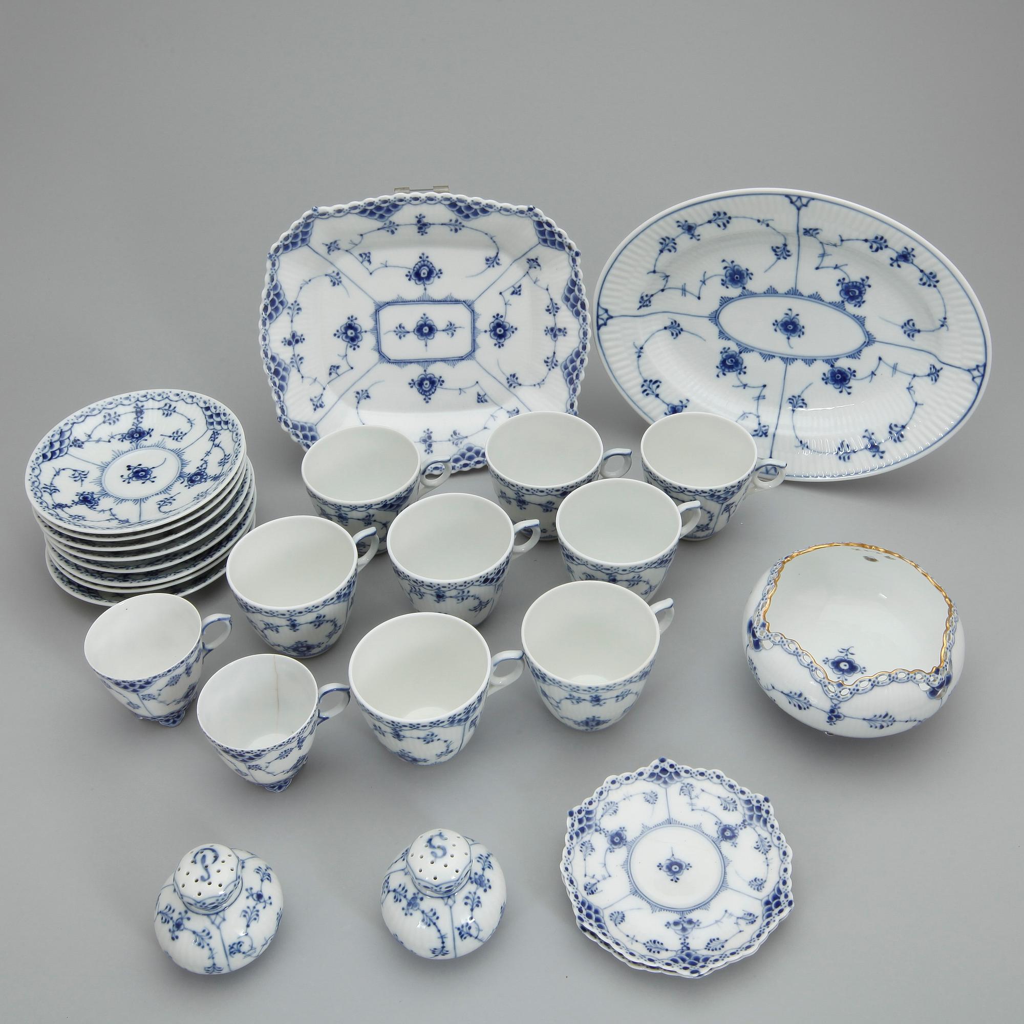 MOCCA samt KAFFESERVISDELAR, 13 st, "Musselmalet", Royal Copenhagen, Danmark, 1900-talets andra hälft.