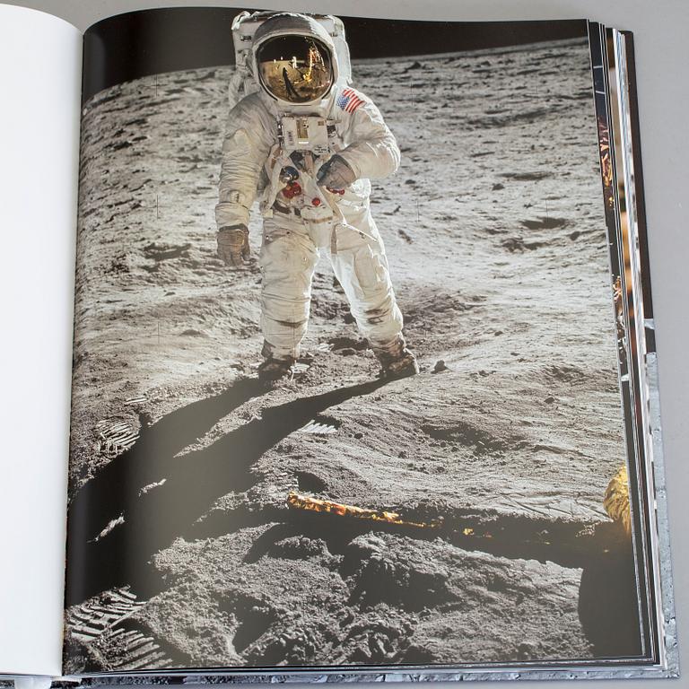 BOK samt AUTOGRAF, "Moonfire", Norman Mailer, Buzz Aldrin, numrerad AP 181/200.