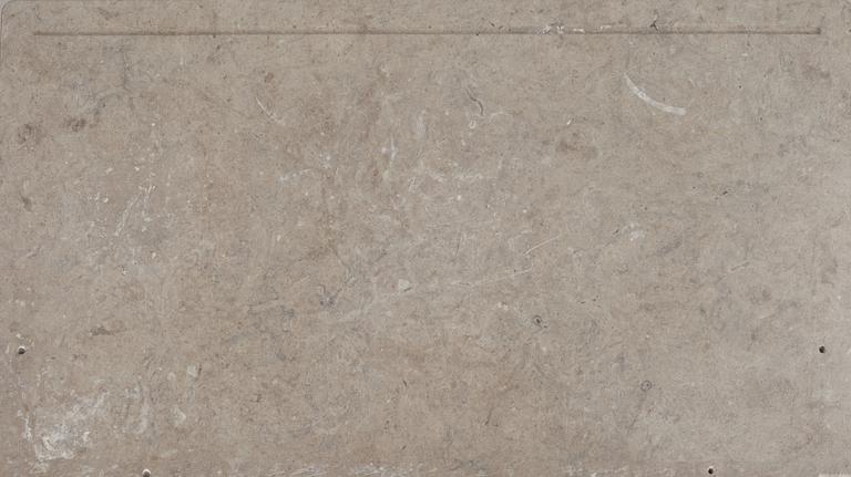 KOMMOD med kalkstensskiva, 1900-talets första hälft.