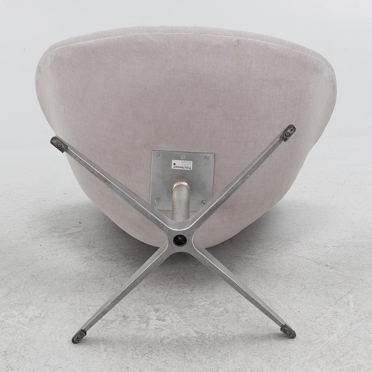 Arne Jacobsen, a "Swan" armchair, Fritz Hansen, Denmark, 2001.