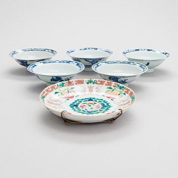 Five Chinese late Qing dynasty porcelain bowls and dish.