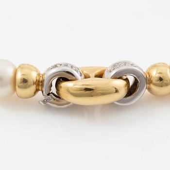 Necklace of cultured pearls, clasp 18K gold with round brilliant-cut diamonds.