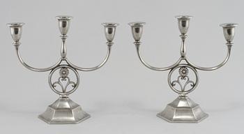 KANDELABRAR, ett par, tenn, Just Andersen, Danmark, omkring 1900-talets mitt.