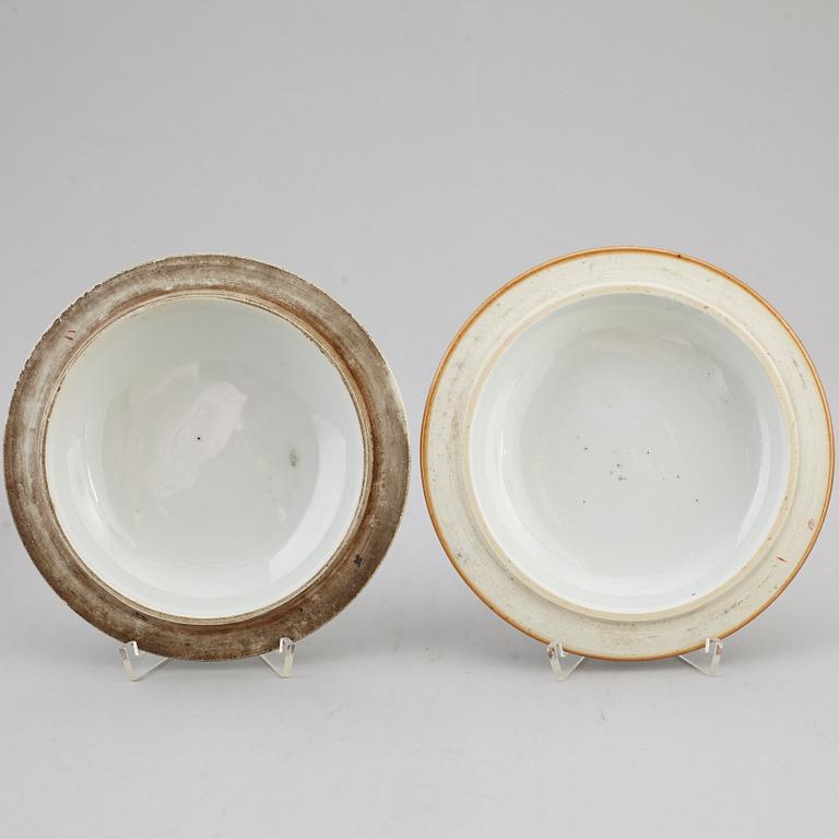 A group of two famille rose jars with covers, Qing dynasty, late 19th century.
