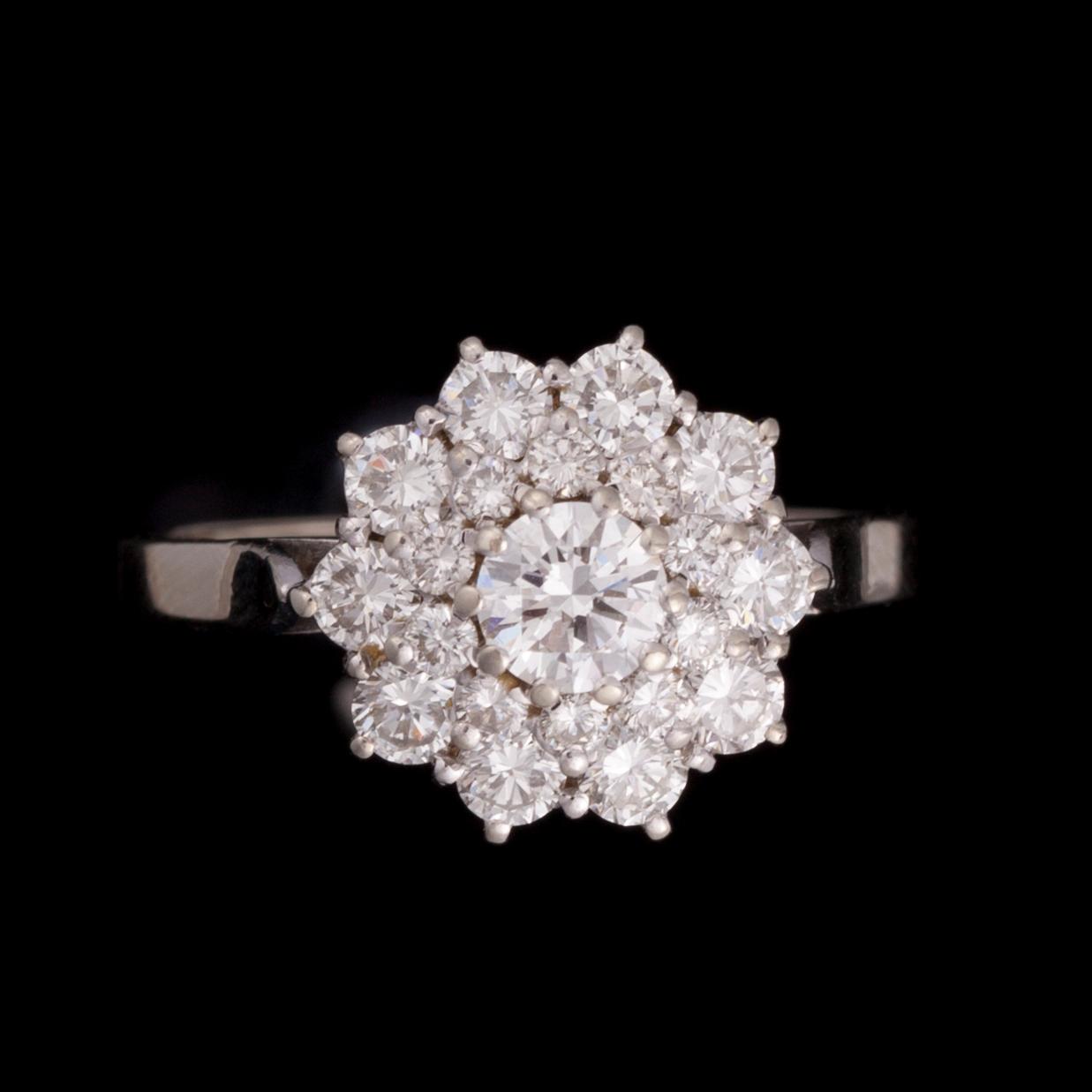 SORMUS, 18K valkokultaa, 21 timanttia yht. 1,40 ct. Keskikivi n. 0,40 ct. Paino 3,2 g. 1990-luku. Todistus.