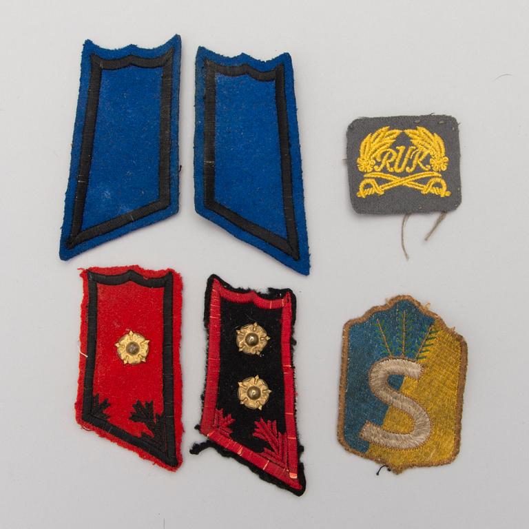 PARTI EPÅLETTER, TECKEN OCH KNAPPAR, cirka 65 st, Finland, 1900-talets första hälft/-mitt.