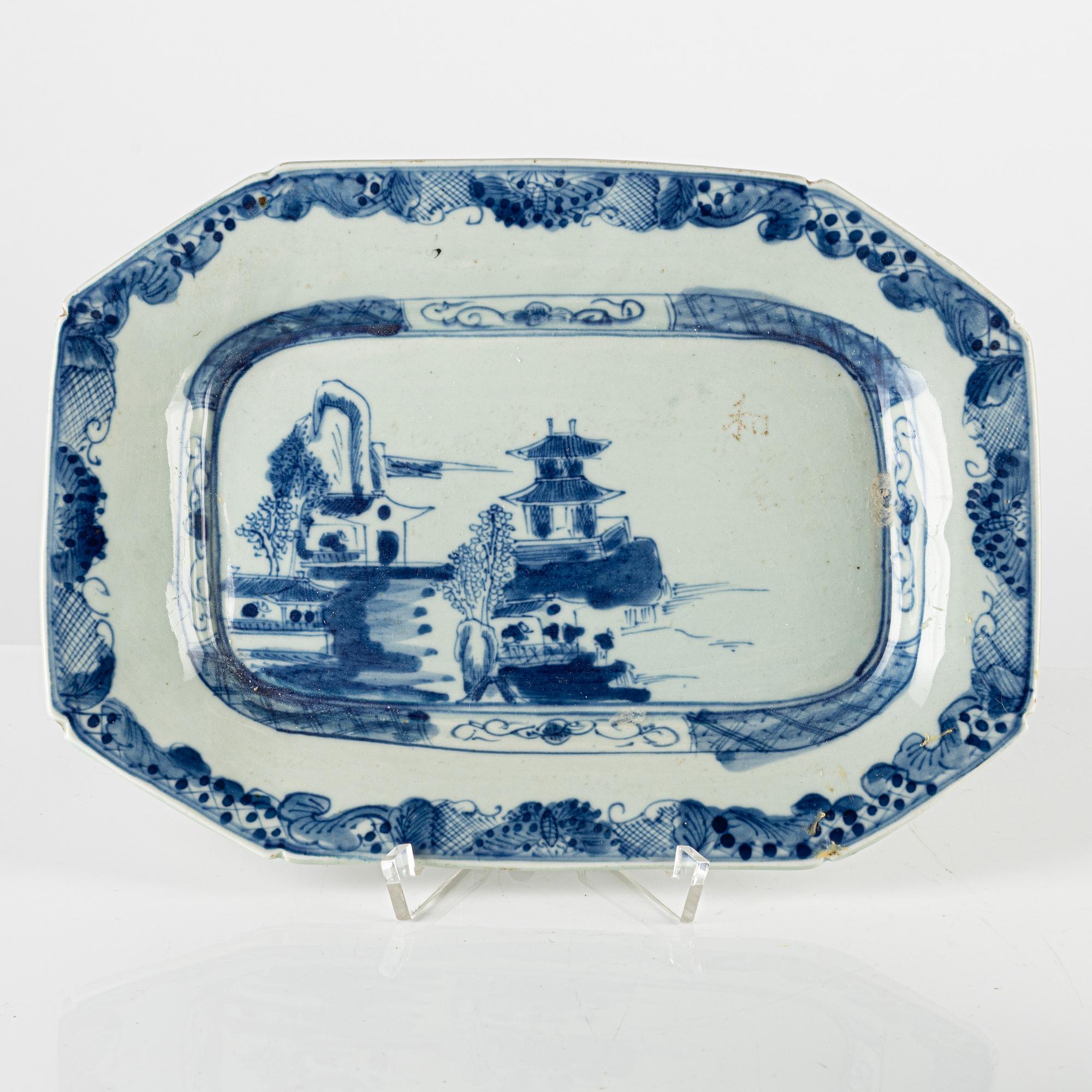 A serving dish, a vase and two lidded bowls, Kina, 18th-19th century.