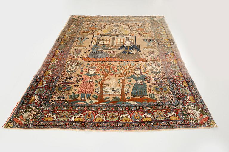 A Tabriz carpet, antique/semi-antique, dated 1914, 266 x 195 cm.