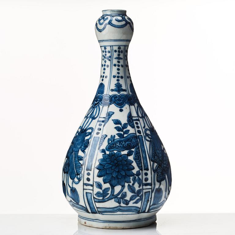 A blue and white bottle flask, Ming dynasty, Wanli (1572-1622).