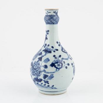 A blue and white porcelian vase, Qing dynasty, 18th Century.