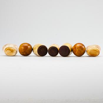 NUUSKAPULLOJA, 2+3 kpl, luuta ja puuta, Kiina 1800-luku ja KORISTEMUNIA, 2 kpl, luuta, Kiina 1800-luku.