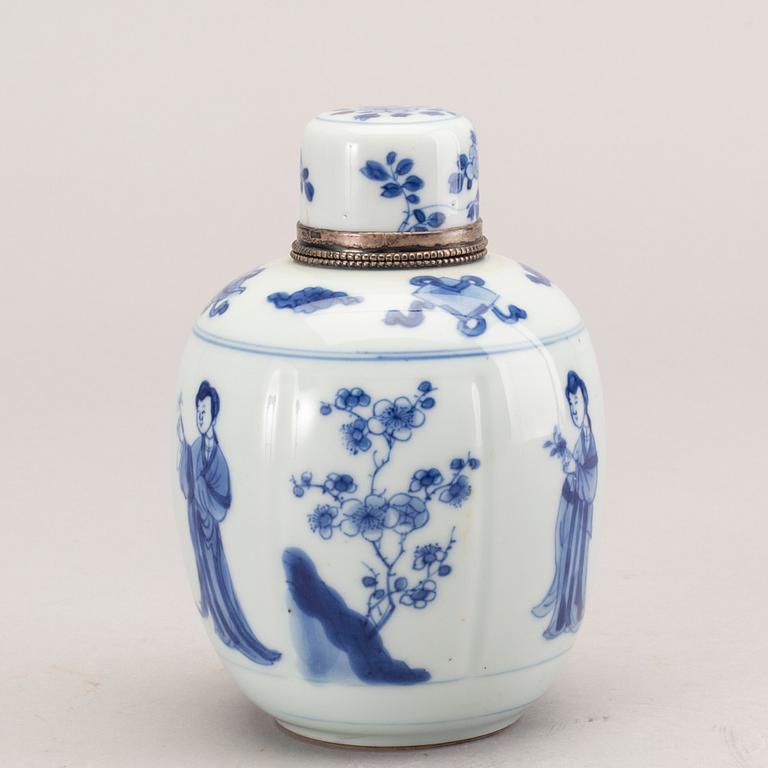 Tedosa med lock, porslin. Qingdynastin, Kangxi (1662-1722).
