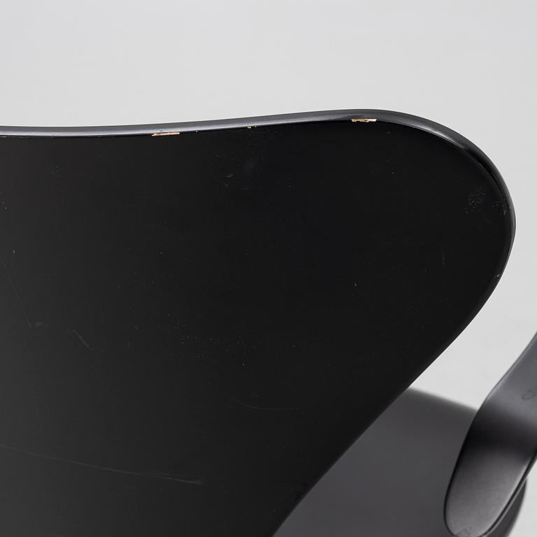 Arne Jacobsen, a model 3217 "Seven" desk chair, Fritz Hansen, Denmark, 1999.