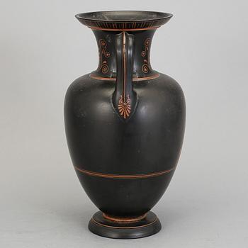 URNA, keramik, P. Ipsen, Köpenhamn, sekelskiftet 1900.