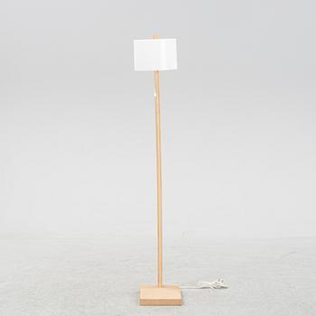 Uno & Östen Kristiansson, a beech and plastic floor light, Luxus, Vittsjö.