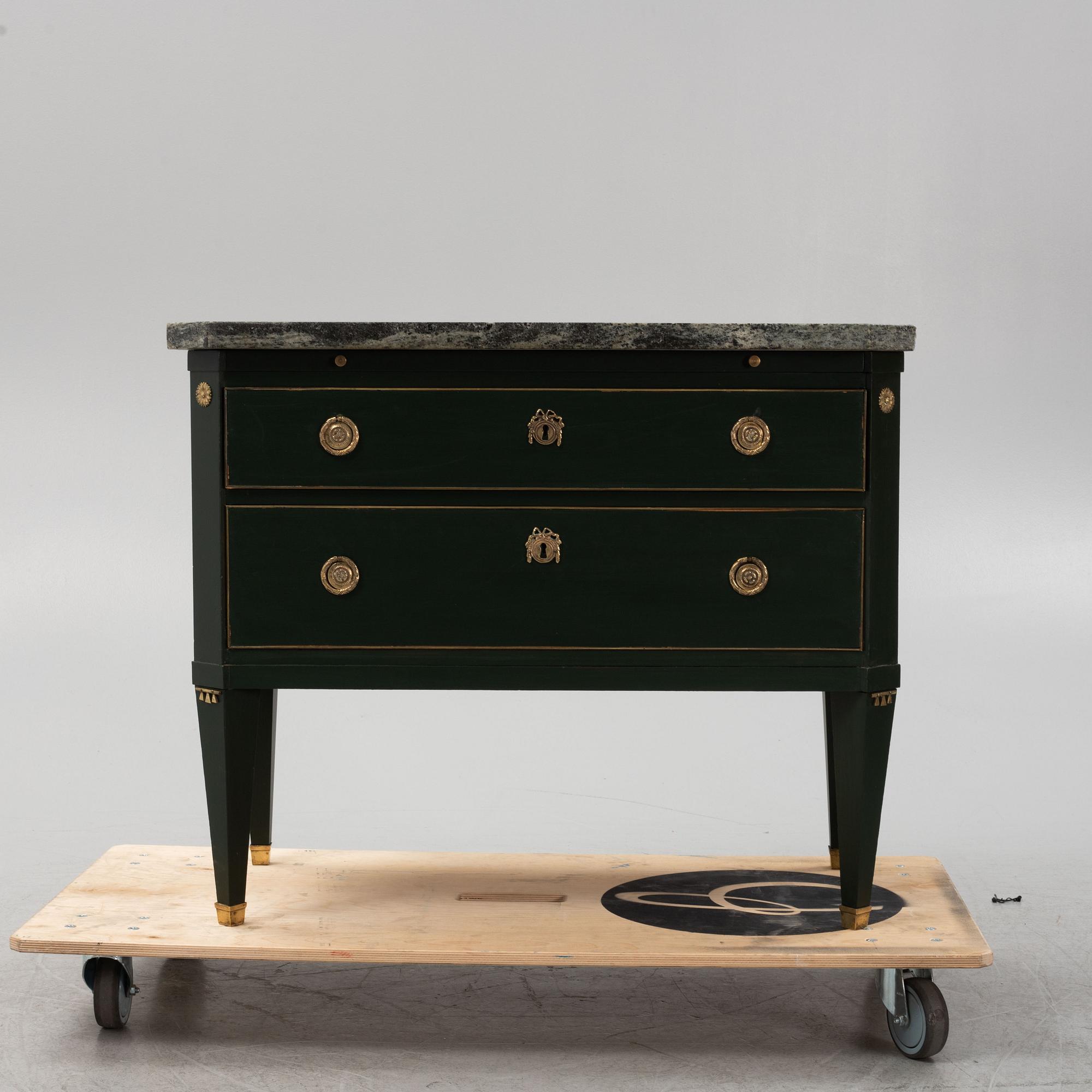 Byrå, gustaviansk stil, 1900-talets början.