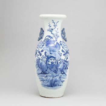 A Chinese blue and white porcelain vase, late Qing dynasty, 19th/20th century.