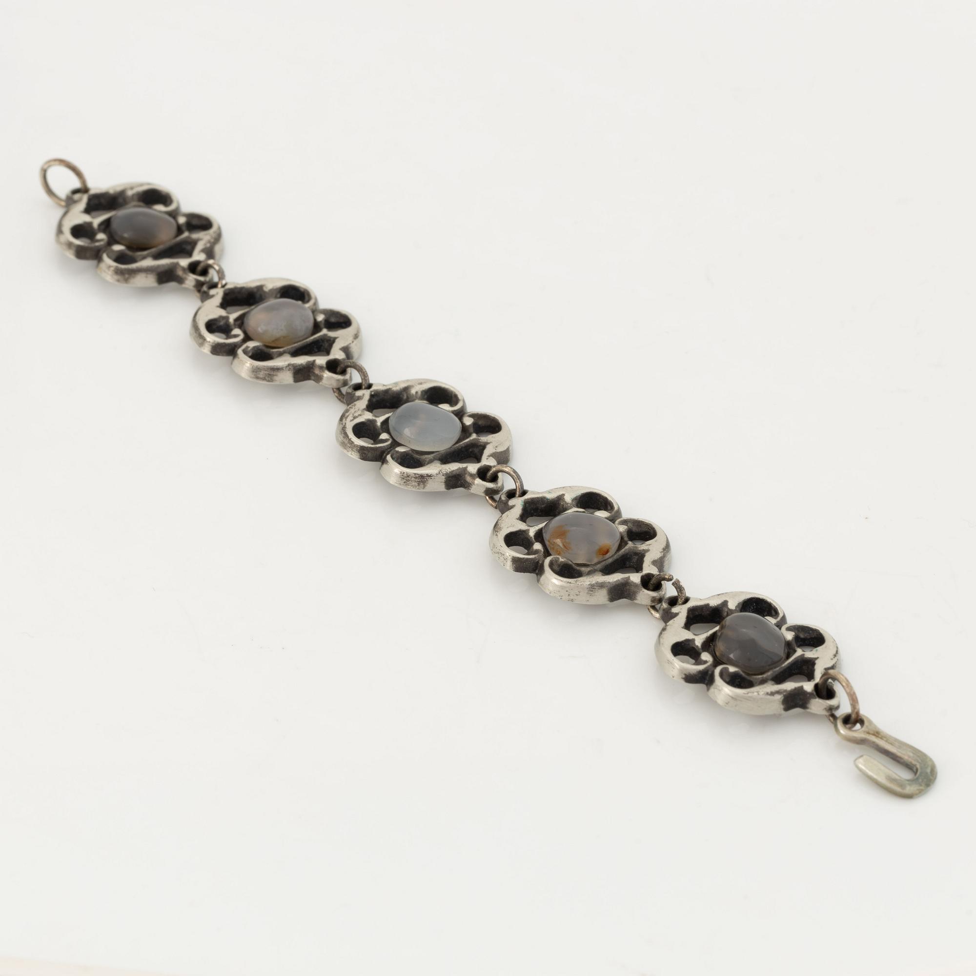 Armband, tenn med månstenar.