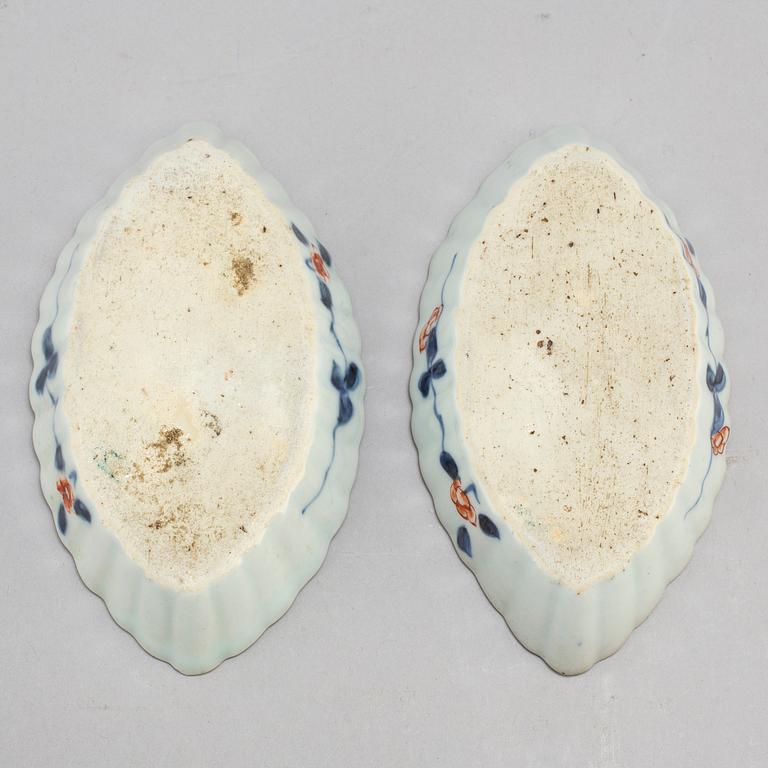 SKEDFAT, ett par, porslin. Qingdynastin, 1700-tal.